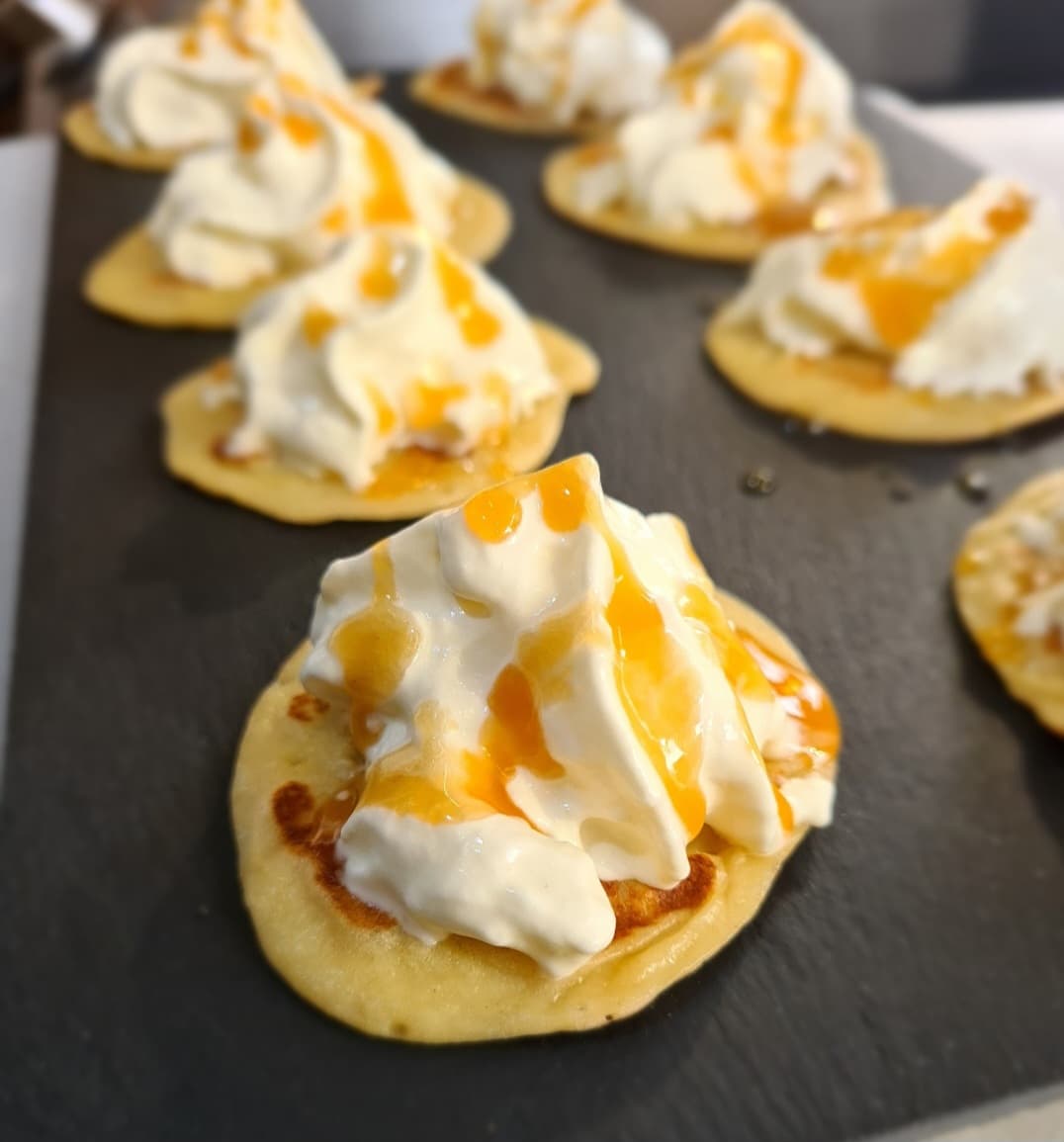 Blinis à la crème fouettée et coulis, dessert de cocktail d’entreprise