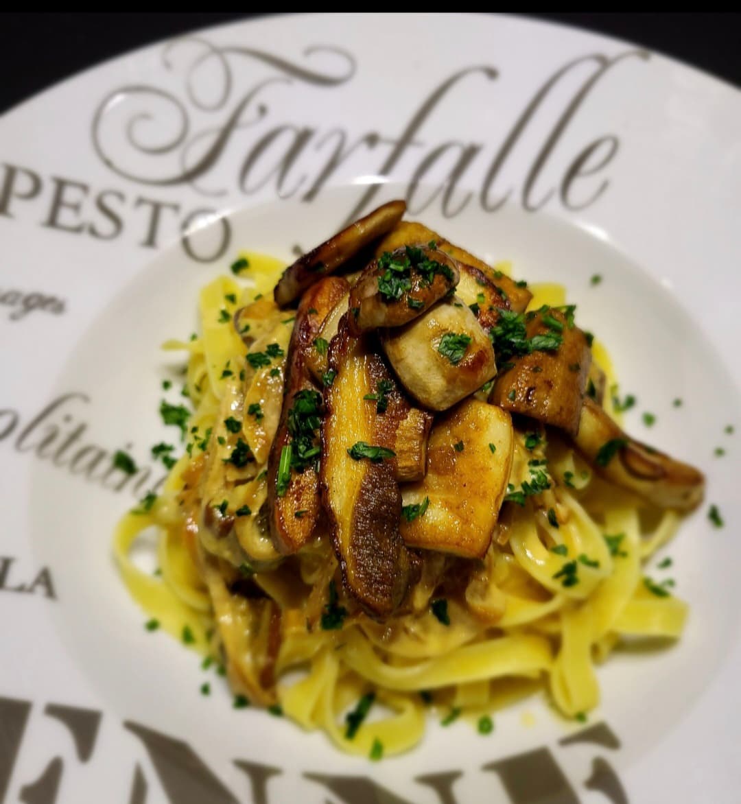 Tagliatelles aux cèpes et persil, assiette de fête de famille