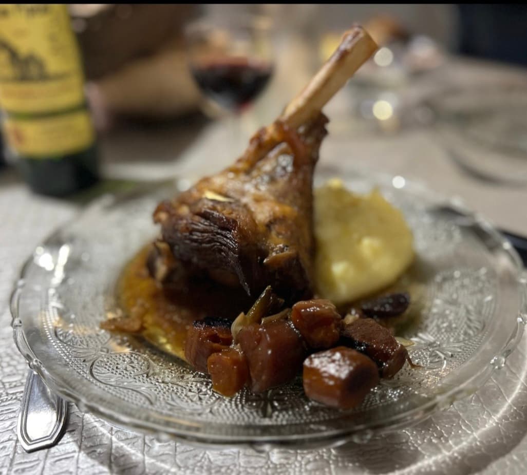 Souris d’agneau confite, purée et vin rouge, table de mariage